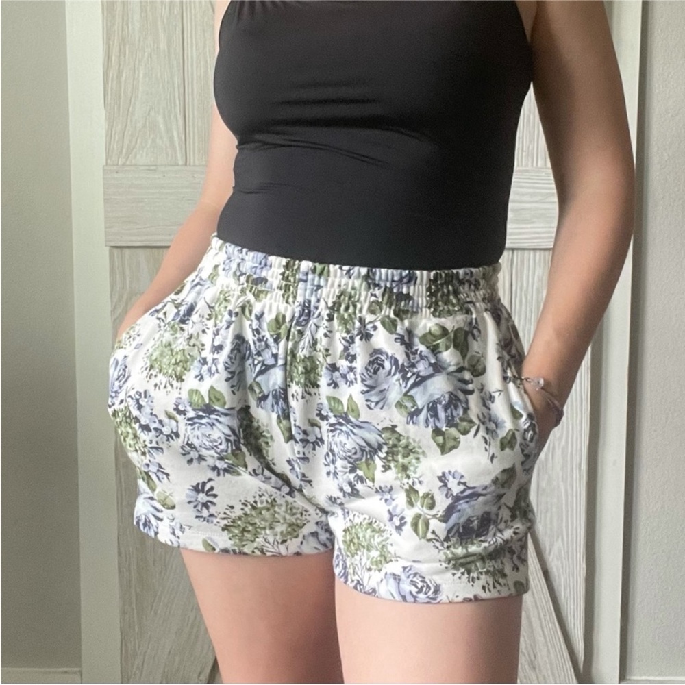 Levi’s Sweat Shorts - Picture 2 of 5